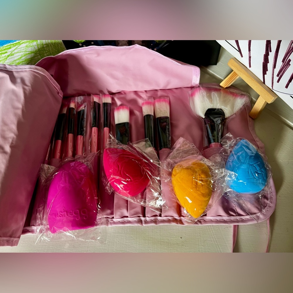 NEW Kabuki Pro Makup Brush Set w/Sponges & Brushegg